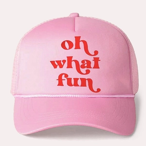 Nahaufnahme der rosa Trucker-Mütze mit rotem oh what fun Aufdruck und Netzrücken