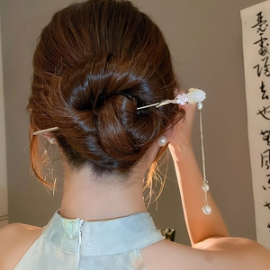 Détail d'épingle à cheveux chinoise avec pampilles de perles sur une coiffure élégante