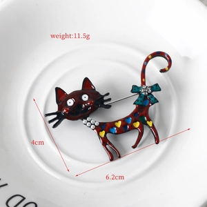 Detailed view of colorful cat brooch with heart patterns and dimensions measurement