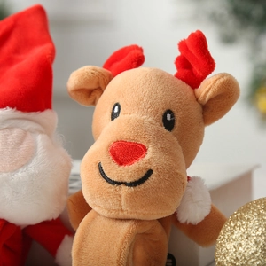 Dettaglio del braccialetto natalizio con Babbo Natale e renna in morbido tessuto peluche