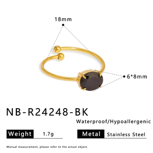 Detailweergave van gouden roestvrijstalen ring met 6x8mm zwarte ovale zirkoonsteen