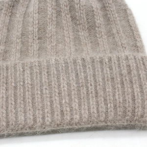 Bonnet en fourrure de lapin tricoté couleur avoine avec texture côtelée épaisse