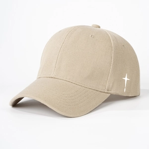 Détail d'une casquette de baseball en coton sergé kaki avec étoile brodée blanche