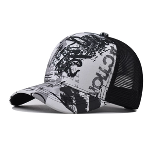 Gedetailleerd 45-graden zicht van graffiti trucker pet met ademend zwart mesh paneel