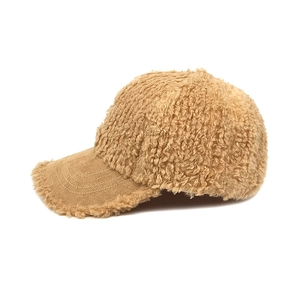 Détail de la casquette sherpa camel avec broderie R et bord de visière effiloché