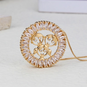 Gros plan du collier plaqué or avec zircons marquise et motifs de visages souriants