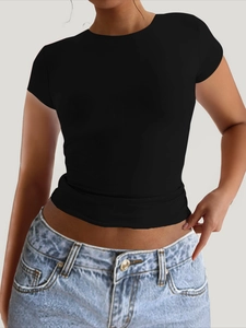 T-shirt noir ajusté à col rond et manches courtes porté avec un jean bleu