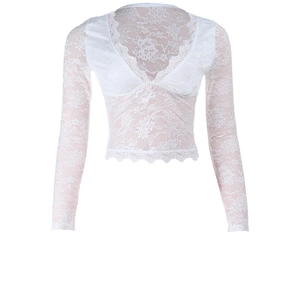 Dettaglio del tessuto in pizzo bianco e scollo a V su questo crop top aderente