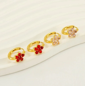 Détails de créoles dorées avec pendentifs fleurs en zircon rouge et lavande
