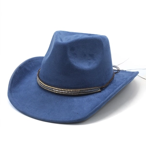 Dettaglio cappello da cowboy in finta pelle scamosciata blu con nastro di perline