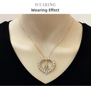 Détail du collier pendentif Vierge Marie en forme de cœur avec zircons marquise