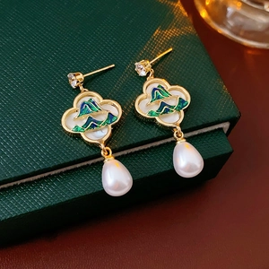 Détails de boucles d'oreilles nuage doré avec paysage émaillé et perle blanche pendante