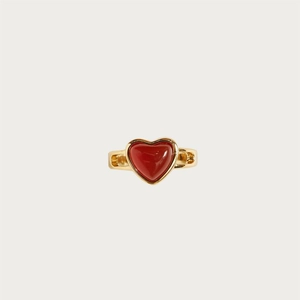 Vintage Ring aus Edelstahl in Gold mit einem roten herzförmigen Achat-Stein, offen