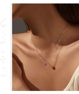 Detailansicht einer S925 Silberkette mit lila Stein im Rosenschliff am Modelhals