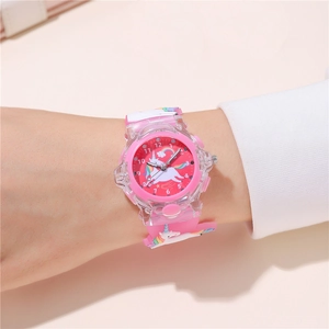 Dettaglio dell'orologio rosa per bambini con unicorno, arcobaleno e cinturino in silicone