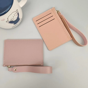 Dettaglio porta carte sottile in pelle PU con cerniera e cinturino da polso rosa