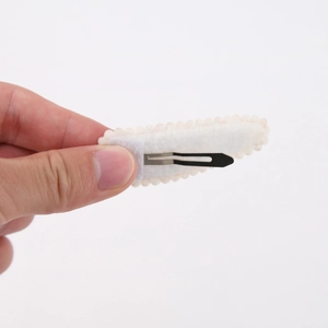 Fermaglio BB a goccia bianco crema per bambini con trama in feltro e base in metallo