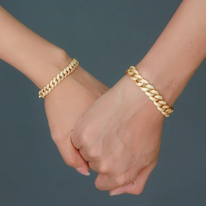 Bracciale cubano in argento S925 dorato con zirconi brillanti e chiusura ghiacciata