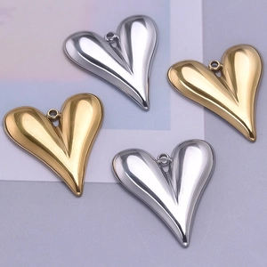 Detailansicht der Herzanhänger in 18k Gold und Silber für die DIY-Schmuckherstellung
