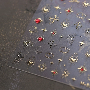 Adesivi per unghie dorati di lusso con stelle, lune e motivi celesti rossi eleganti