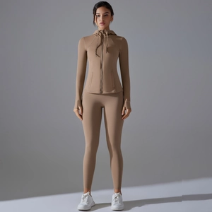 Dettaglio del set felpa con cappuccio e zip caffè e pantaloni da yoga a vita alta
