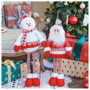 Dettaglio dei pupazzi in peluche Babbo Natale e Pupazzo di neve con gambe a righe