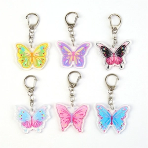 Porte-clés papillon en acrylique coloré en six motifs avec attaches métalliques sur blanc