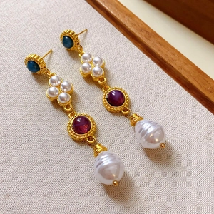 Pendientes vintage con perlas barrocas, gemas de colores y acabado dorado antiguo