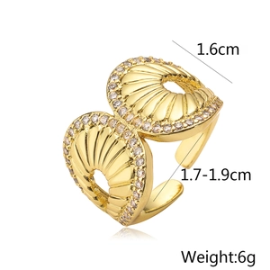 Detailed view of 18K gold shell ring with zircon inlay and precise dimensions
