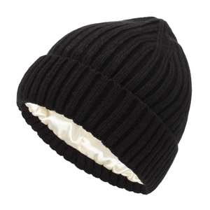 Bonnet en tricot noir classique avec doublure en satin champagne pour protéger les cheveux
