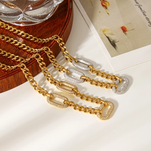 Dettaglio catena cubana placcata oro 18k con maglie argentate e pavé di diamanti CZ