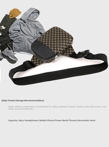 Vista plana de bolso de pecho a cuadros marrones con bolsillo negro y accesorios