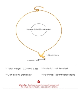 Dimensions détaillées du collier pendentif hirondelle dorée en acier inoxydable