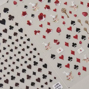 Vue détaillée d'autocollants pour ongles sur le thème du poker et d'Alice au pays