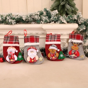Lot de 4 chaussettes de Noël à carreaux avec personnages 3D suspendues devant la cheminée