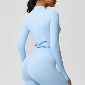 Détail arrière de la veste de yoga bleu clair avec col montant et coutures sans couture