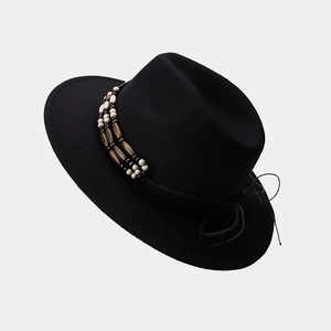 Détail du chapeau Fedora noir en laine avec bandeau de perles en bois de style ethnique