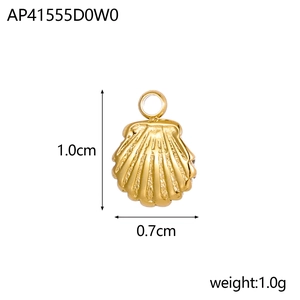 Macro shot of 1.0cm gold scallop shell pendant detail with dimensions and weight