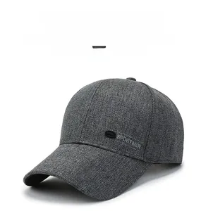 Vue détaillée de la casquette de baseball gris foncé avec texture de tissu et logo