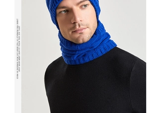 Détail de l'ensemble bonnet et cache-col en tricot côtelé bleu roi pour l'hiver