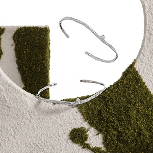 Minimalist irregular S925 silver open bracelet with textured finish and sparkling cubic zirconia