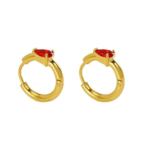 Détail de boucles d'oreilles créoles dorées avec une pierre de zircon rouge en goutte