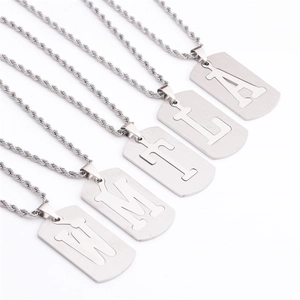 Colliers militaires minimalistes en acier inoxydable argenté avec pendentifs à lettres