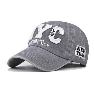 Détail de la casquette NYC gris délavé avec broderie et écussons latéraux New York