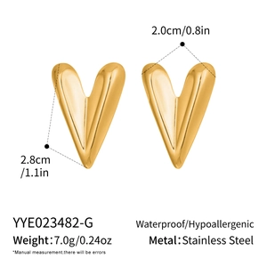 Detailed view showing dimensions of 2.8cm gold heart-shaped stainless steel earrings