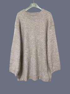 Jersey de punto holgado con hombros caídos y cuello redondo en color marrón claro