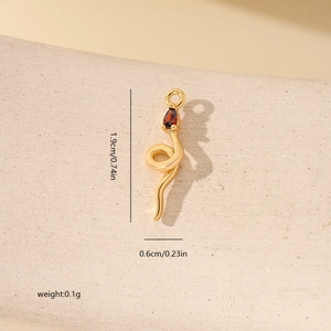 Pendentif serpent doré avec pierre rouge montrant les dimensions 1,9cm et le poids 0,1g