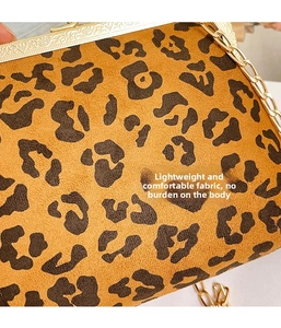 Gros plan sur le motif léopard et la chaîne en métal doré vintage du sac à main