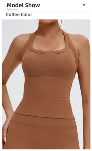 Dettaglio del top da yoga marrone caffè con scollo all'americana e vestibilità slim