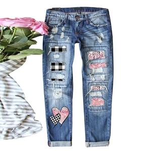 Damen Straight Jeans in Blau mit Distressed-Löchern, Pailletten-Patches und Herz-Print